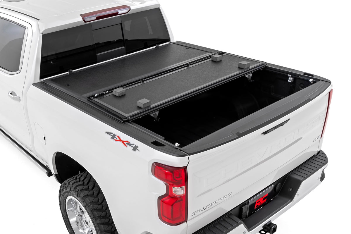 Rough Country Hard Low Profile Bed Cover | Chevy/GMC Sierra 1500 (19-26)/Silverado 1500 (19-26)