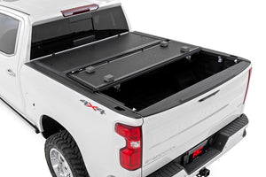 Rough Country Hard Low Profile Bed Cover | Chevy/GMC Sierra 1500 (19-26)/Silverado 1500 (19-26)