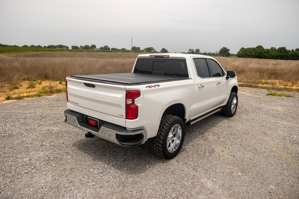 Rough Country Hard Low Profile Bed Cover | Chevy/GMC Sierra 1500 (19-26)/Silverado 1500 (19-26)