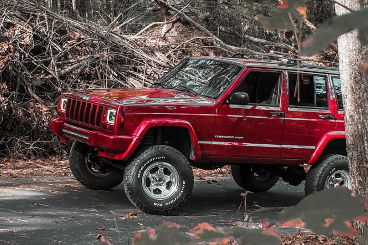 Rough Country 4.5 Inch Lift Kit RR springs | Jeep Cherokee XJ 2WD/4WD (84-01)