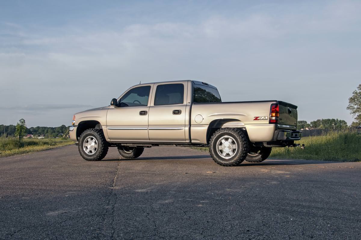 Rough Country 1.5-2 Inch Leveling Kit | Chevy/GMC Sierra 1500/Silverado 1500/Tahoe/Yukon (99-06 & Classic)
