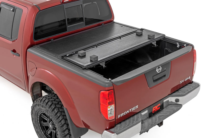 Rough Country Hard Low Profile Bed Cover 5' Bed | Cargo Mgmt | Nissan Frontier (05-21)