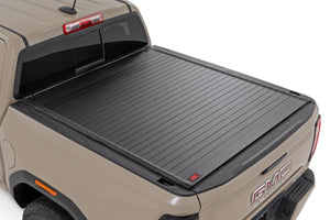 Rough Country Hard Roll Up Bed Cover 5' Bed | Chevy/GMC Canyon/Colorado 2WD/4WD (23-26)