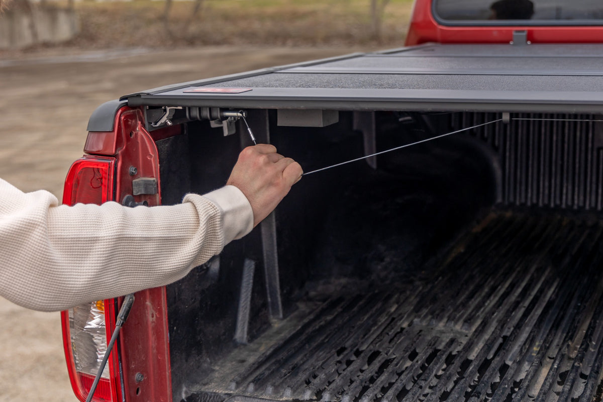 Rough Country Hard Low Profile Bed Cover 5' Bed | Cargo Mgmt | Nissan Frontier (05-21)