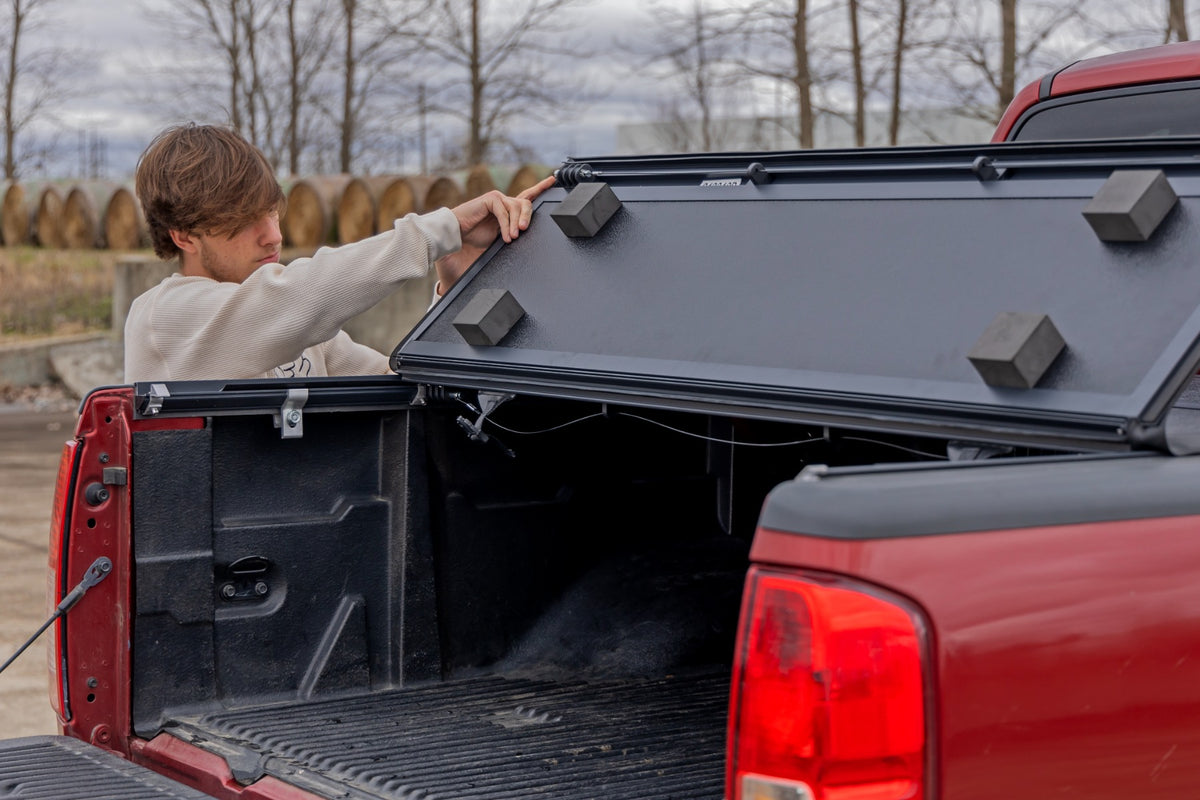 Rough Country Hard Low Profile Bed Cover 5' Bed | Cargo Mgmt | Nissan Frontier (05-21)