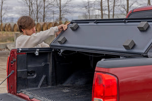 Rough Country Hard Low Profile Bed Cover 5' Bed | Cargo Mgmt | Nissan Frontier (05-21)