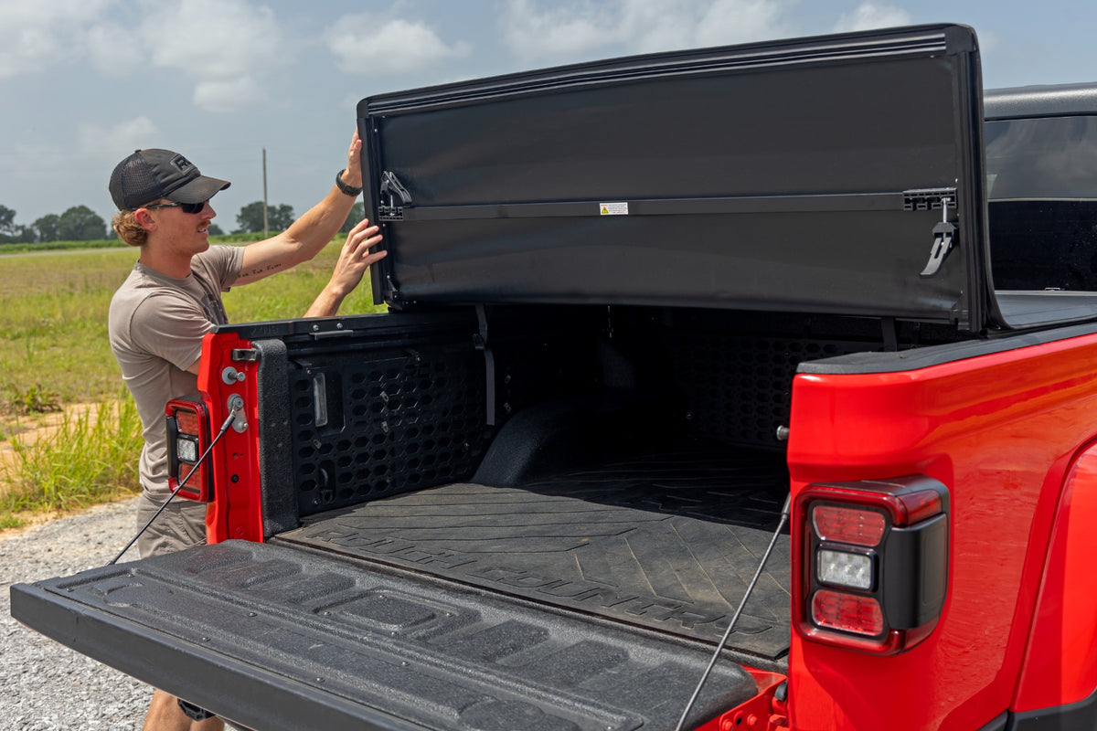 Rough Country Soft Tri-Fold Bed Cover 5' Bed | Jeep Gladiator JT 4WD (2020-2026)