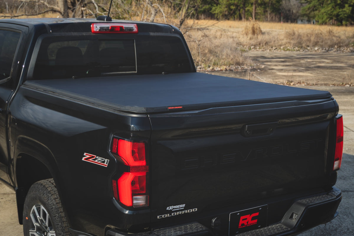 Rough Country Soft Tri-Fold Bed Cover 5' Bed | Chevy/GMC Canyon/Colorado 2WD/4WD (23-26)