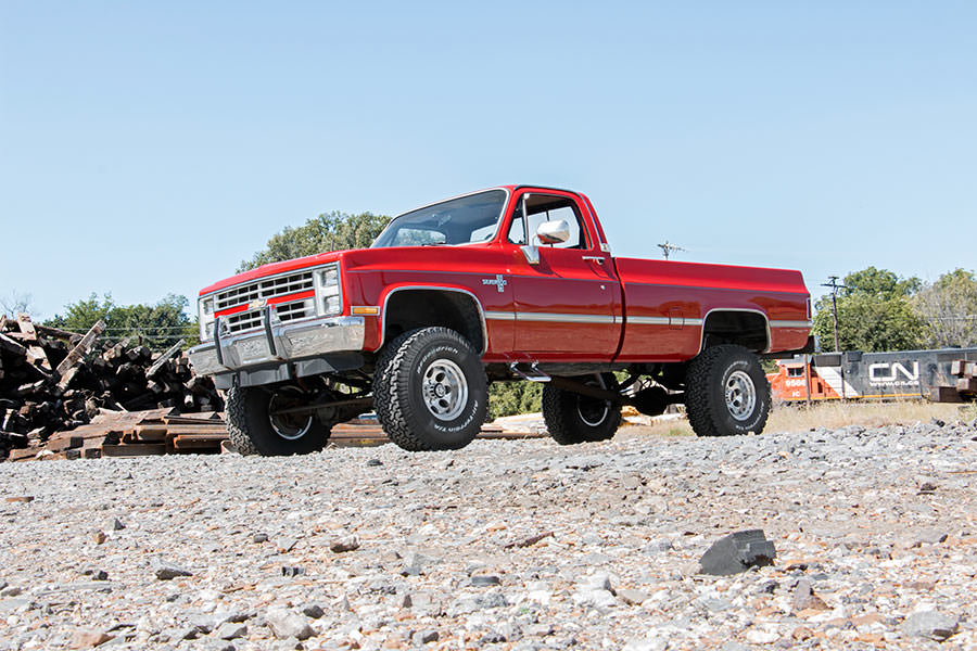 Rough Country 4 Inch Lift Kit 52 Inch Rear Springs | Chevy/GMC C10/K10 Truck & SUV/K5 Blazer (73-76)