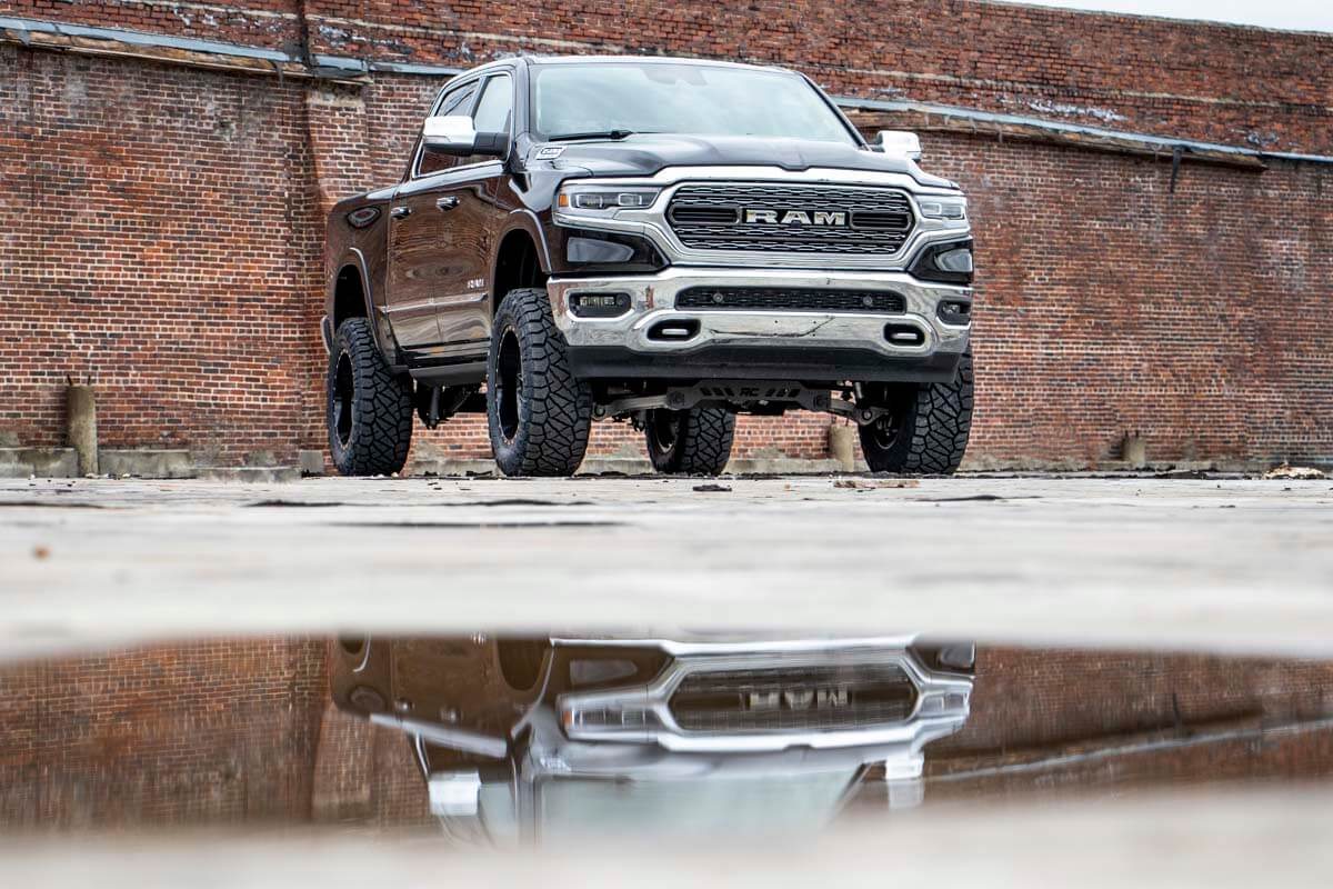 Rough Country 5 Inch Lift Kit Air Ride | Ram 1500 4WD (2019-2024)