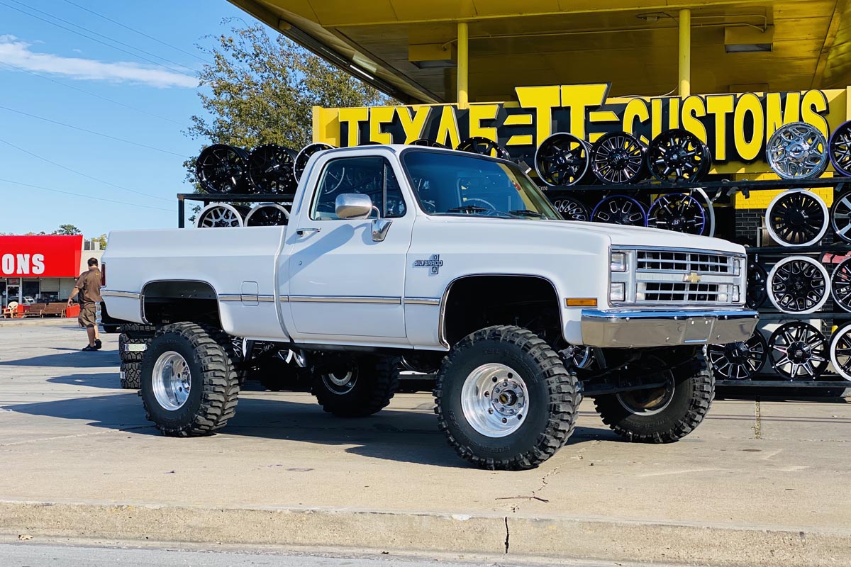 Rough Country 6 Inch Lift Kit | Chevy/GMC Half-Ton Suburban 4WD (1977-1991)
