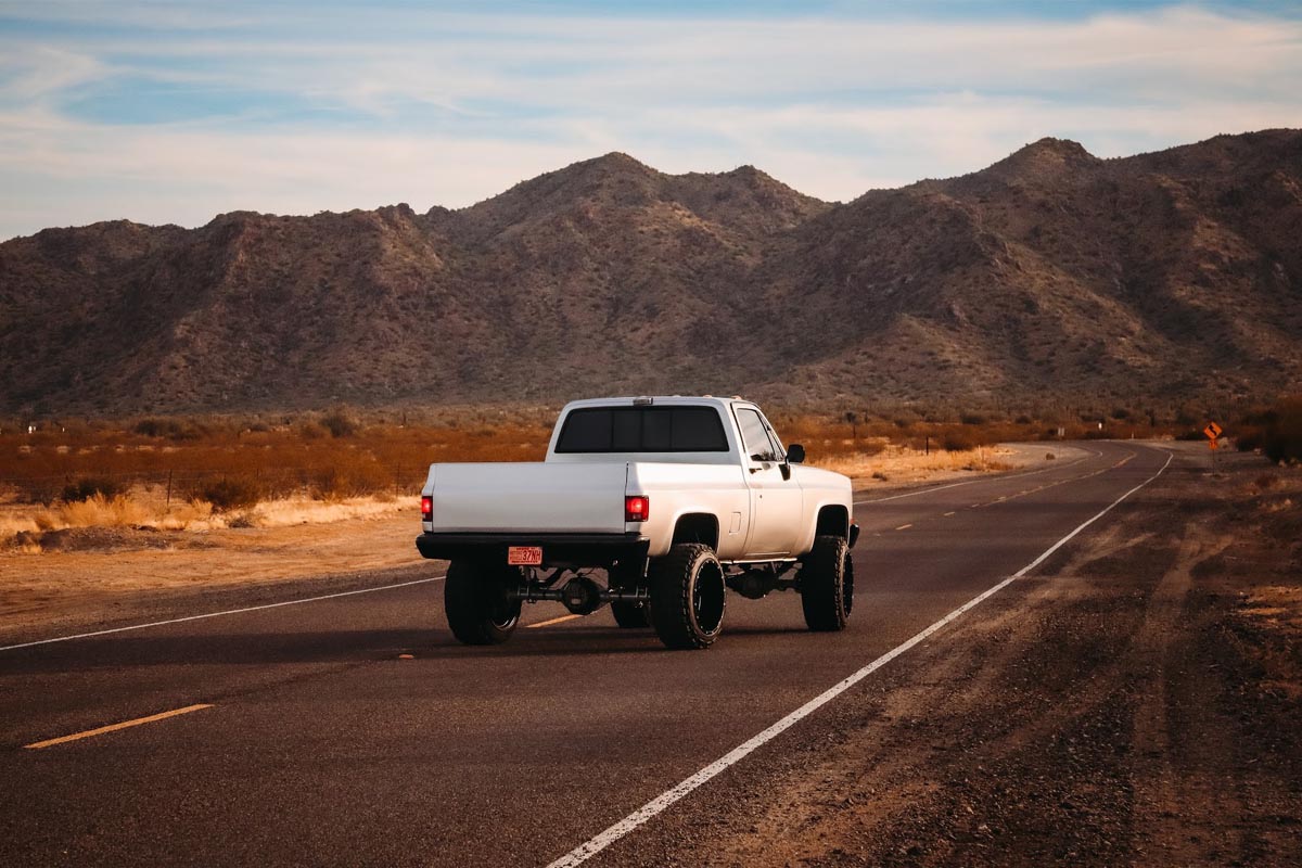 Rough Country 6 Inch Lift Kit | Chevy/GMC Half-Ton Suburban 4WD (1977-1991)